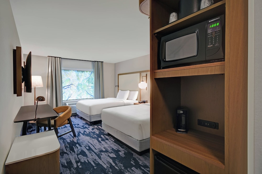 Room, 2 Queen Beds (Mobility/Hearing Accessible, Tub) - Photo 2