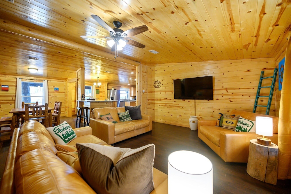 Cabin, Multiple Beds, Hot Tub, Mountain View (Outlaw Rose)