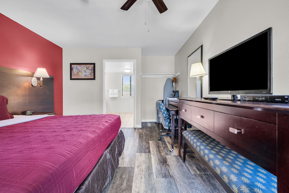 Standard Room, 1 King Bed, Accessible photo 1