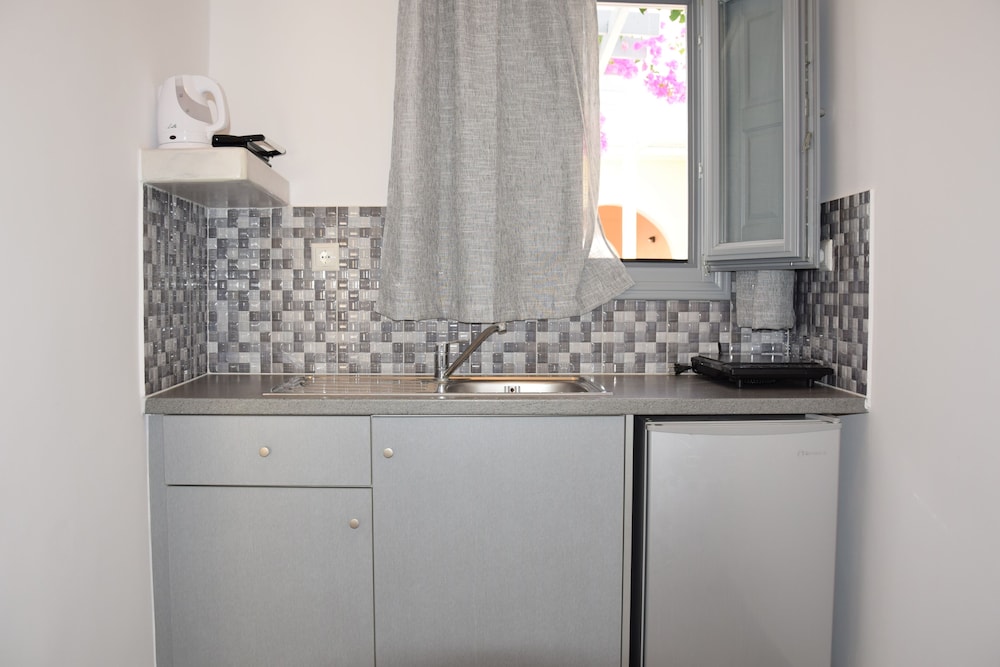 Studio, 1 Bedroom - Photo 3