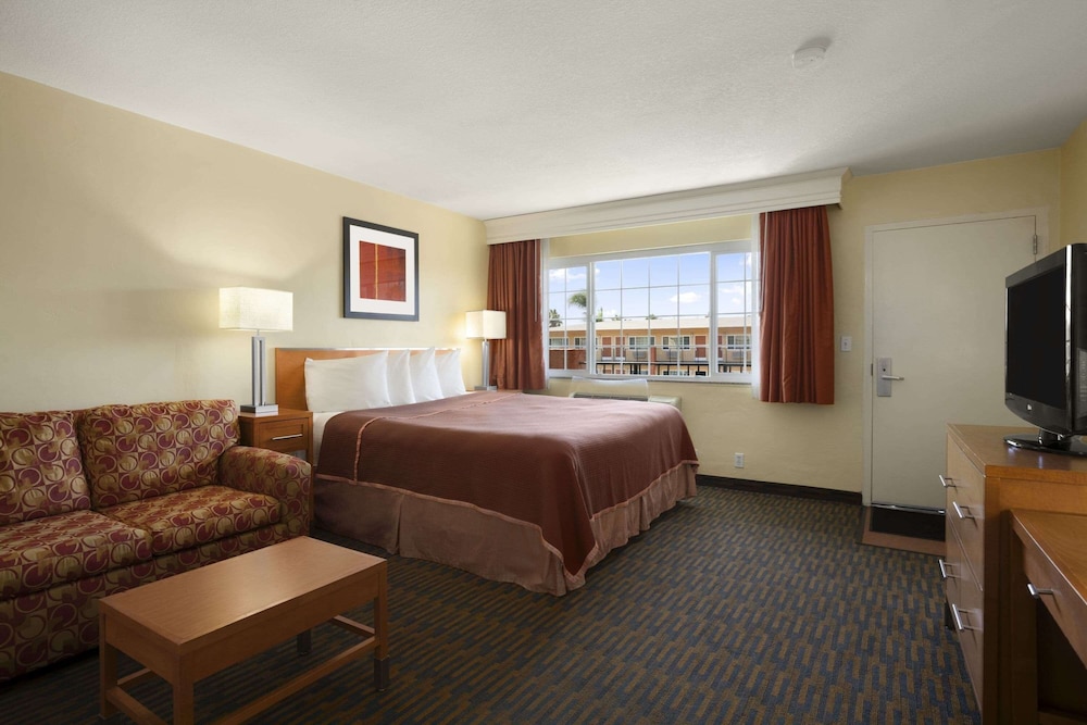 Business Room, 1 King Bed with Sofa bed, Non Smoking, Refrigerator & Microwave - Photo 2