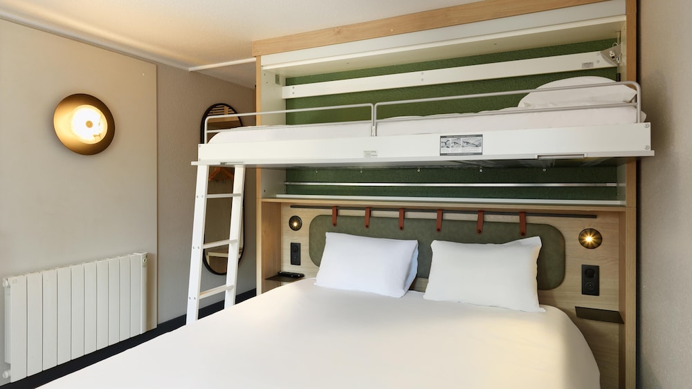 Standard Room, Multiple Beds - Photo 1