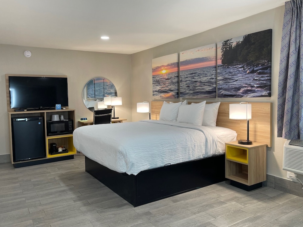 2 Queen Beds and 1 King Bed, Suite, Non-Smoking photo 2