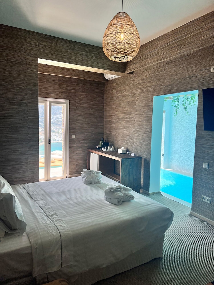 Deluxe with Cave Pool