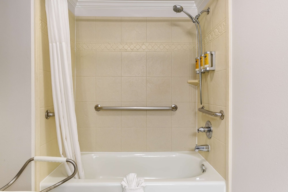Standard Room, 1 Double Bed, Accessible, Bathtub (with Sofabed) - Photo 6