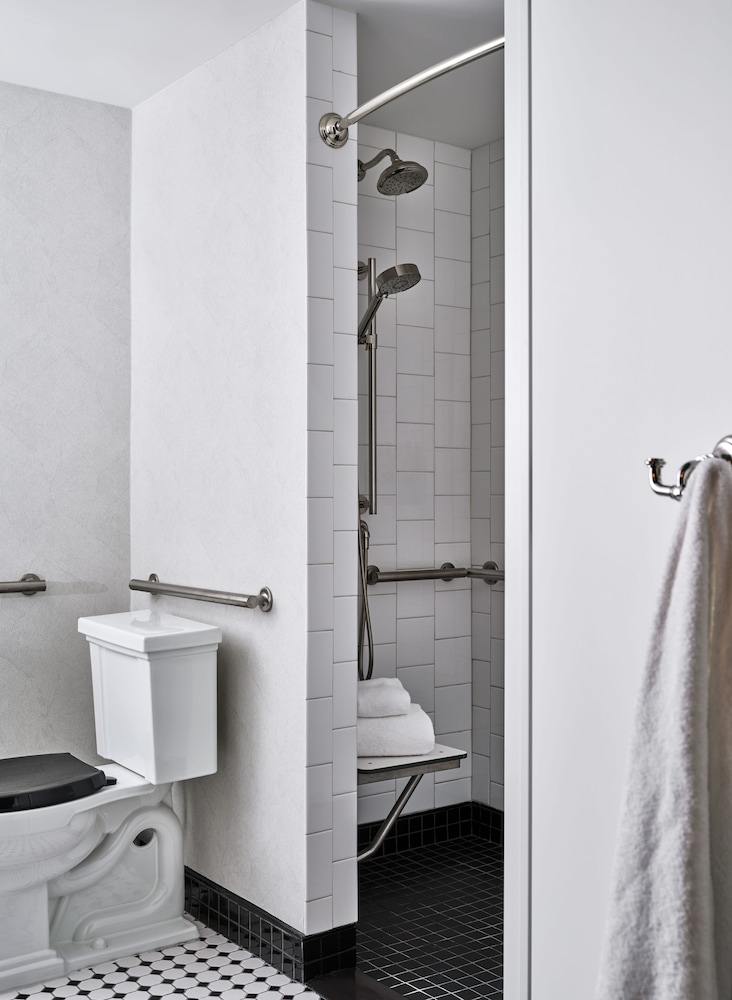 Deluxe Room, 2 Queen Beds, Roll-in Shower thumbnail 5