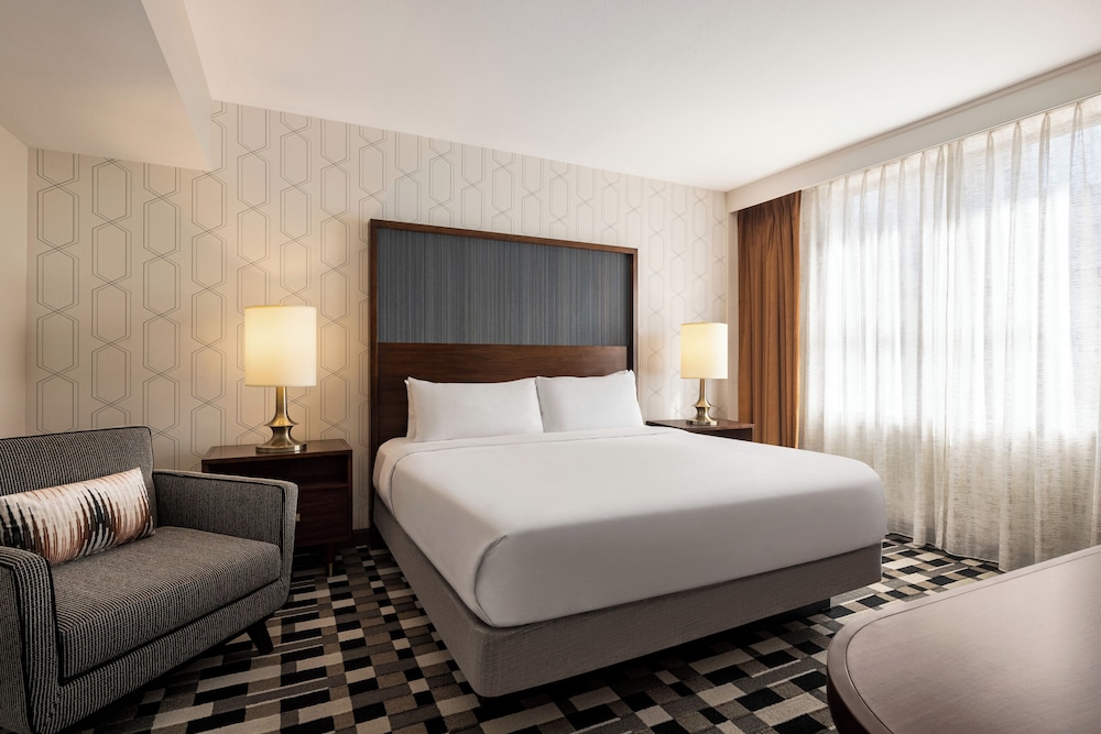 Suite, 1 King Bed, City View