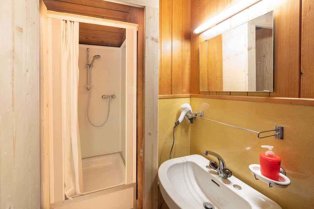 Basic Six-Bed Room, Multiple Beds, Shared Bathroom, Lake View photo 3