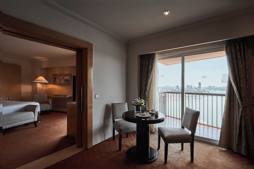 Club Suite, 1 King Bed, Club Lounge Access (Prestige) thumbnail 6