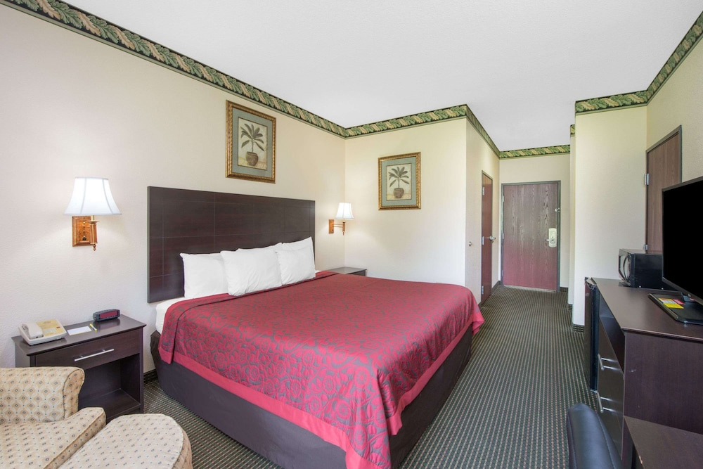 Studio Suite, 1 King Bed, Non Smoking, Refrigerator & Microwave - Photo 2
