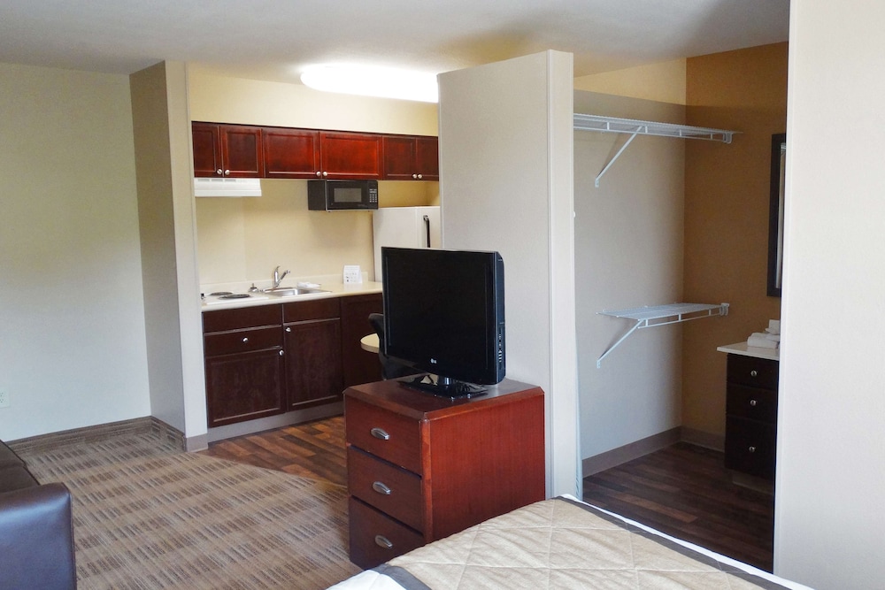 Deluxe Studio, 1 Queen Bed with Sofa bed, Accessible, Non Smoking - Photo 2