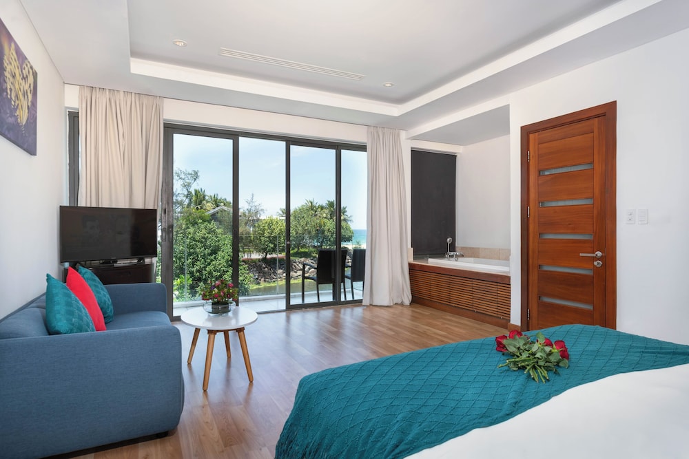 Deluxe Villa, 3 Bedrooms, Partial Ocean View