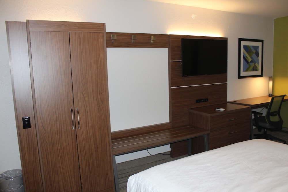 Standard Room, Multiple Beds - Photo 10
