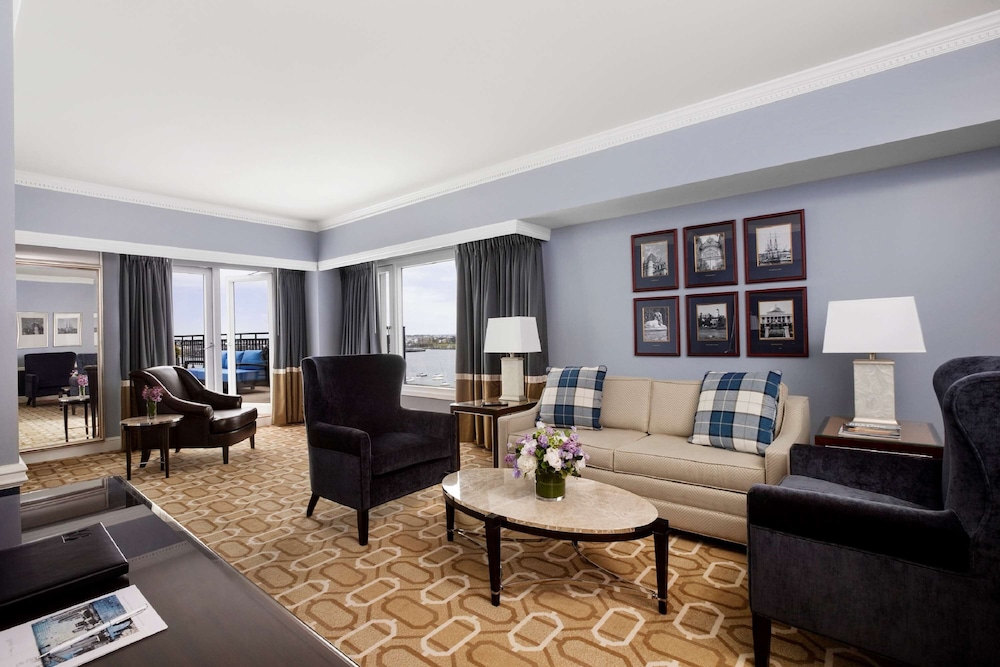 Suite, 1 King Bed (Admirals Suite)