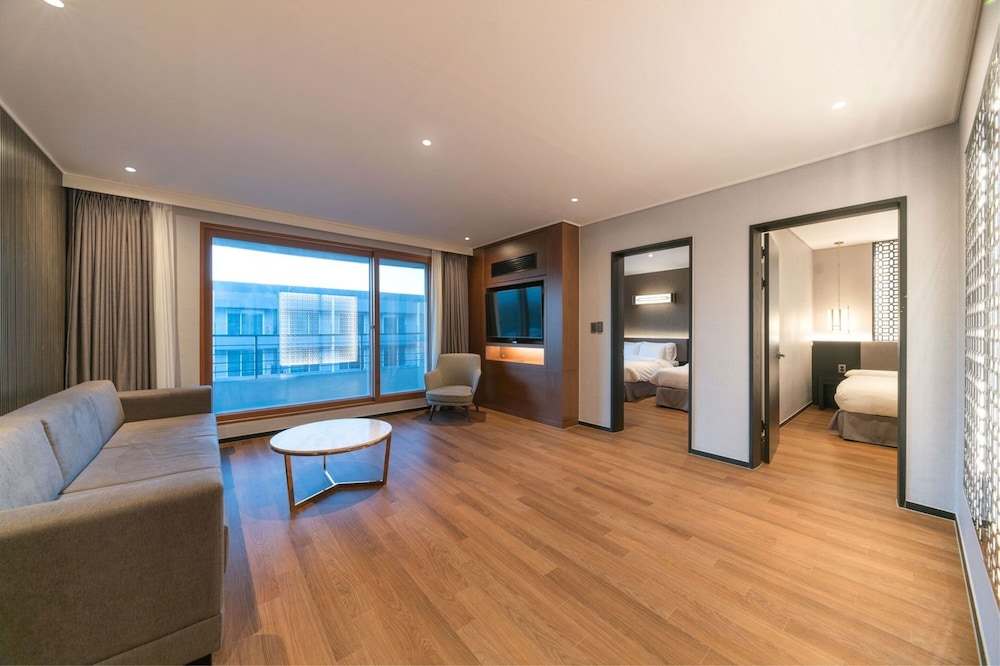 [Breakfast for 2] Premier Suite