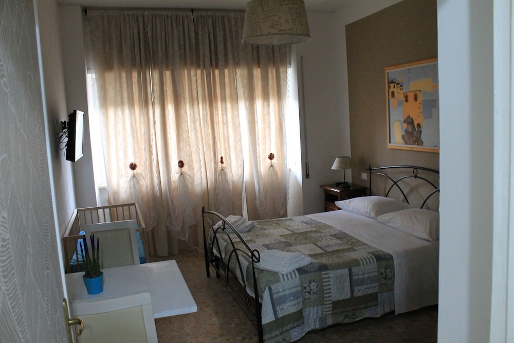 Standard Double Room, Shared Bathroom