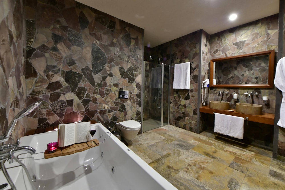 Deluxe Triple Room (Cave) - Photo 10