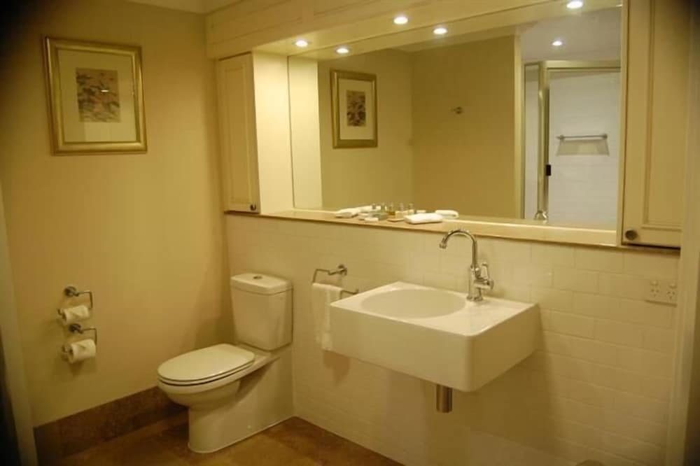 Deluxe Suite, 1 Queen Bed, Accessible photo 2