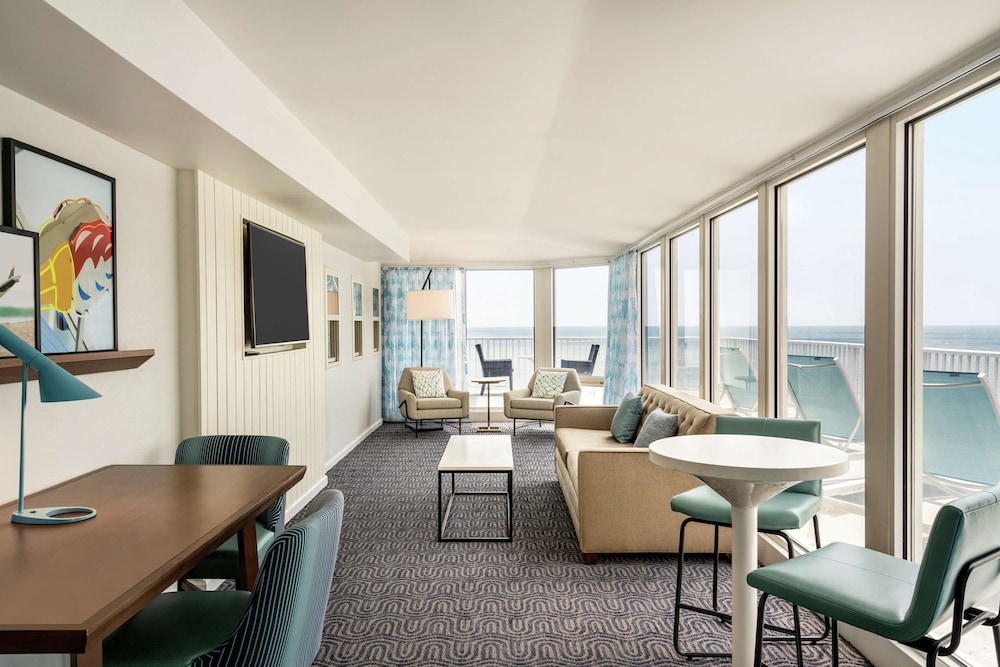 Junior Suite, 2 Queen Beds, Balcony, Oceanfront photo 1