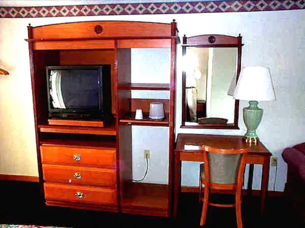 Deluxe room with 2 queen beds photo 2