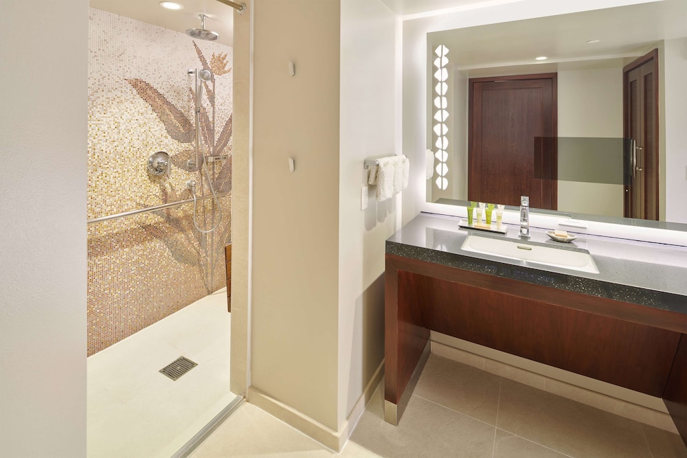 Hilton Grand Vacations Club Hokulani Waikiki Honolulu: Premier Suite, 1 Bedroom, Accessible (Mobility & Hearing, Roll-in Shower) photo