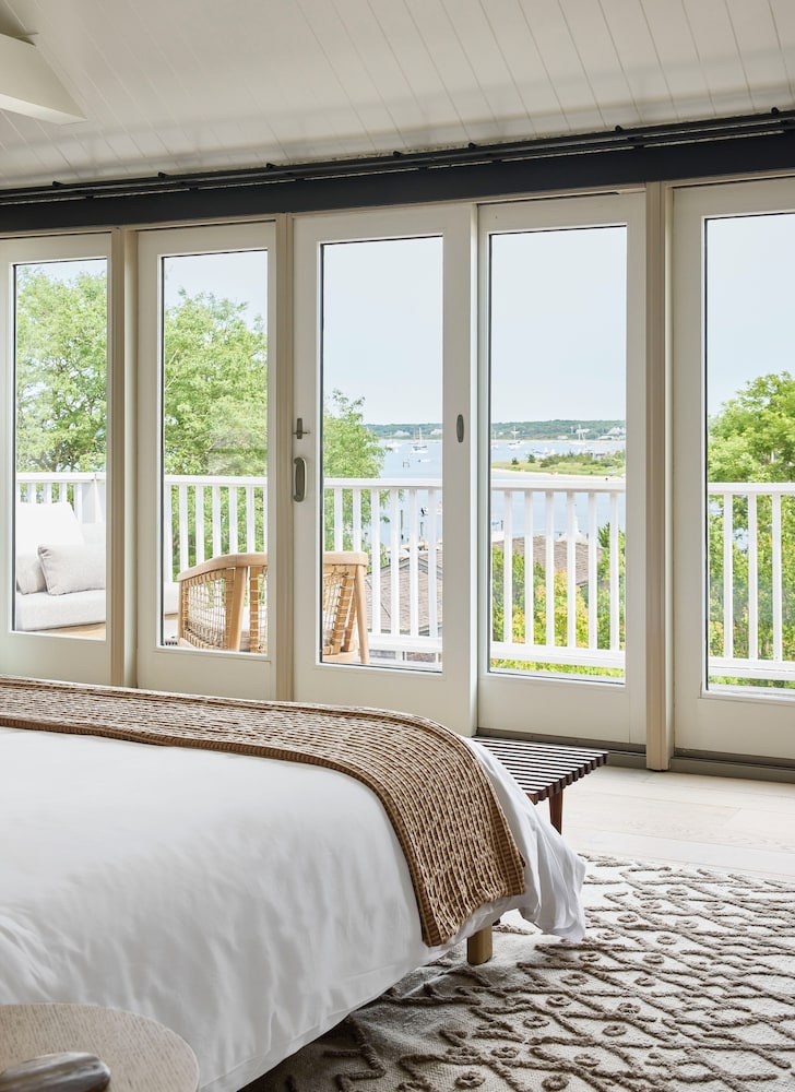 Premium Suite, 1 King Bed (Chappy House) photo 2