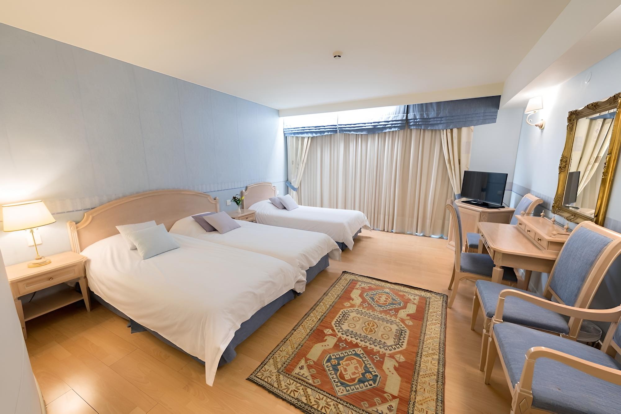 Standard Triple Room, Partial Sea View photo 2