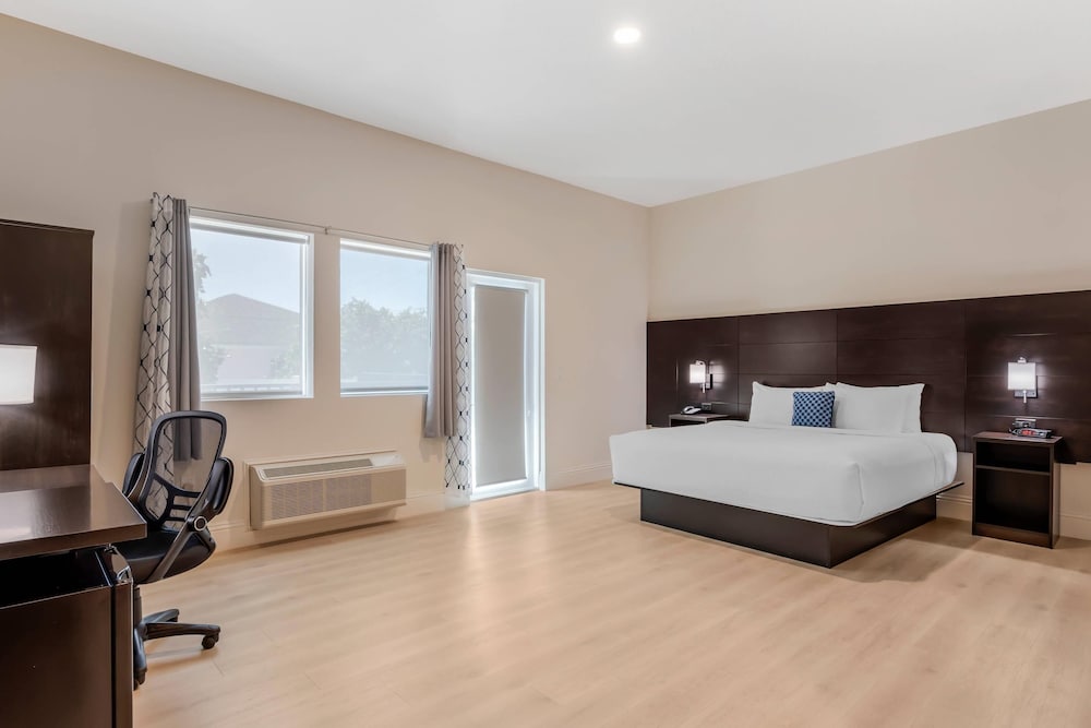 Room, 1 King Bed, Roll-in Shower, Non Smoking (Balcony, Garden Side) photo 1