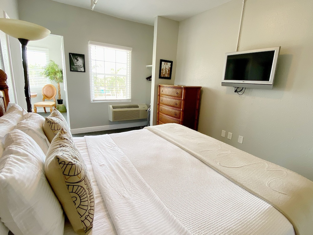 Signature Room, 1 King Bed photo 2