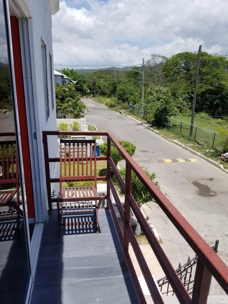 Comfort House, 2 Bedrooms, Hill View photo 2