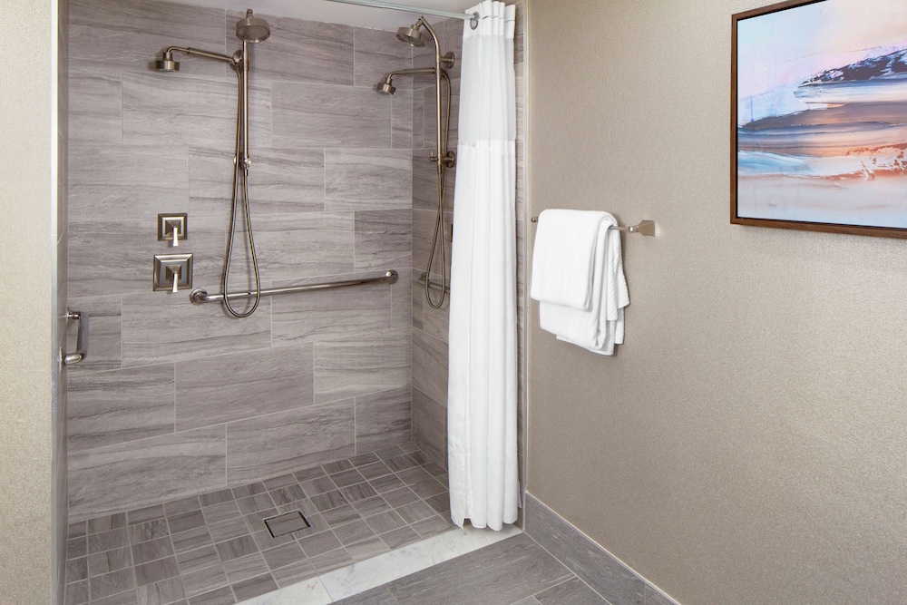 Room, Multiple Beds, Partial Ocean View (Roll-In Shower, Mobility) - Photo 3