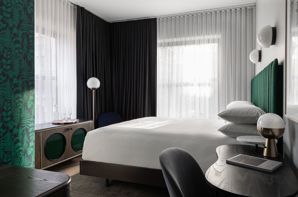 Deluxe Room, 1 King Bed, City View, Corner - Photo 1