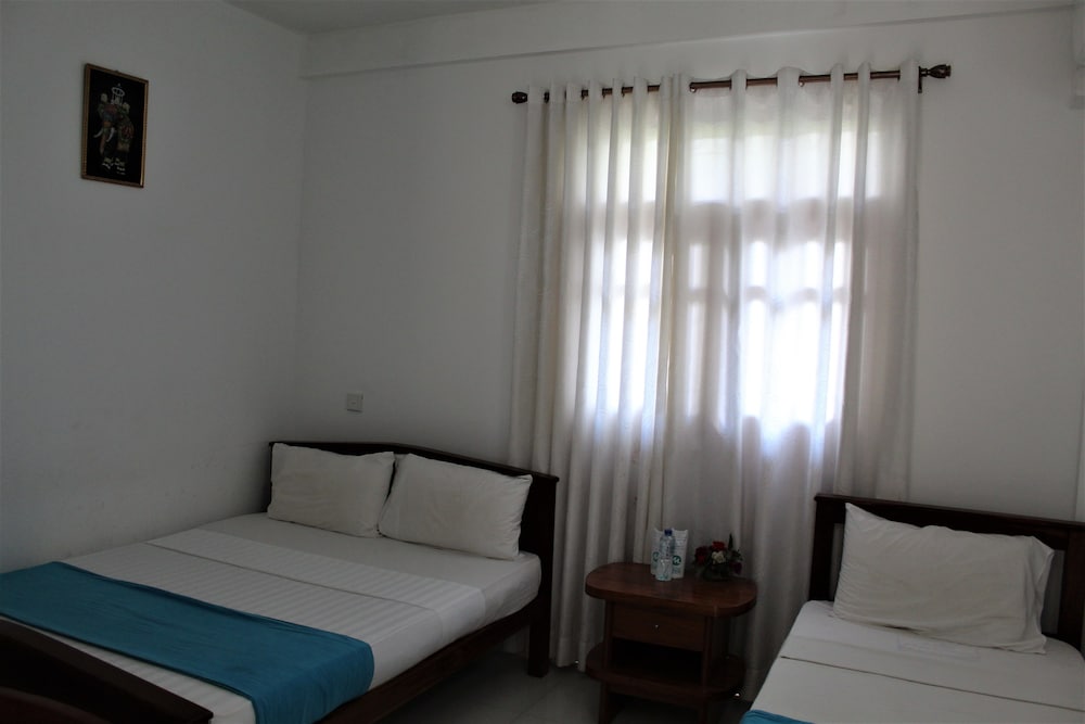 Economy Double Room, Multiple Beds, Accessible, Smoking photo 3