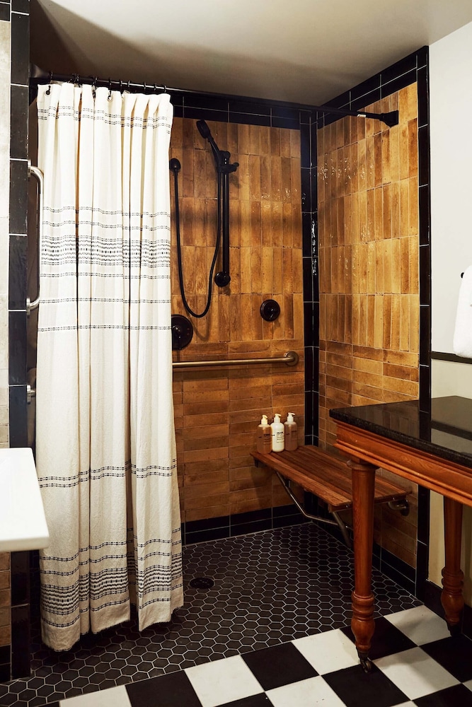 Deluxe Two King Suite - Photo 3