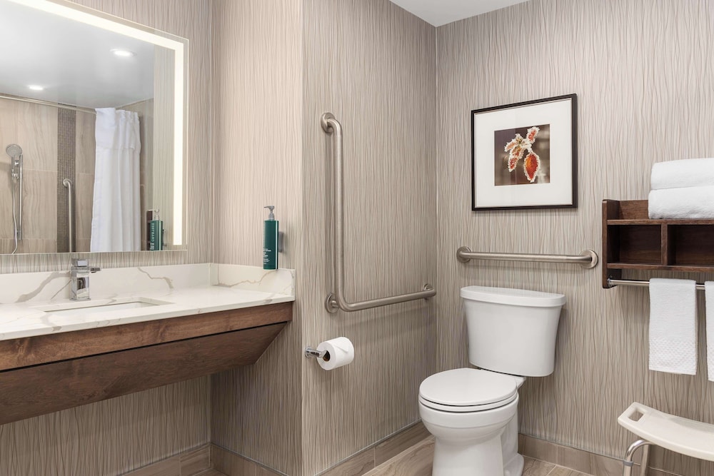 Room, 2 Queen Beds, Accessible (Mobility & Hearing, Roll-in Shower) - Photo 3