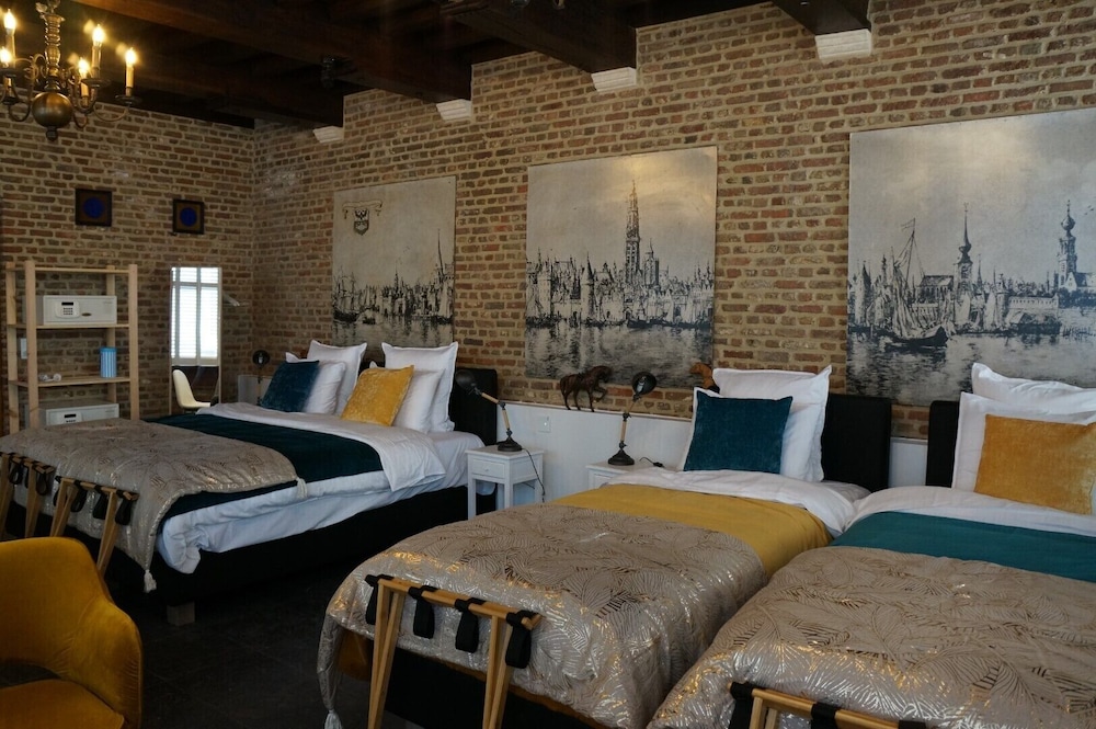 Luxurious Holy Roman Empire Suite photo 2
