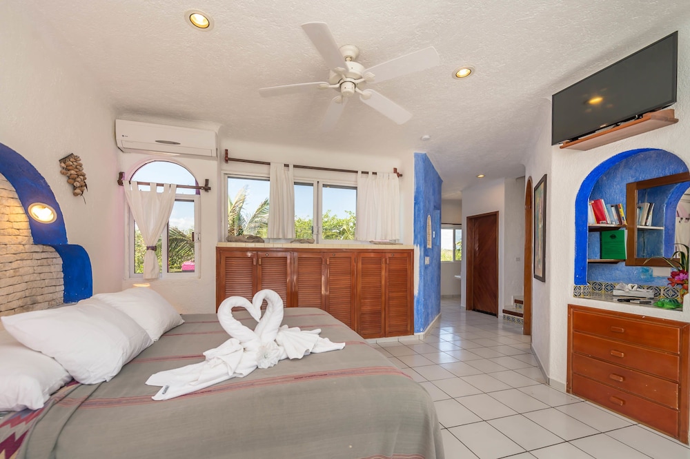 Honeymoon Studio Suite, Jetted Tub, Beachfront photo 2