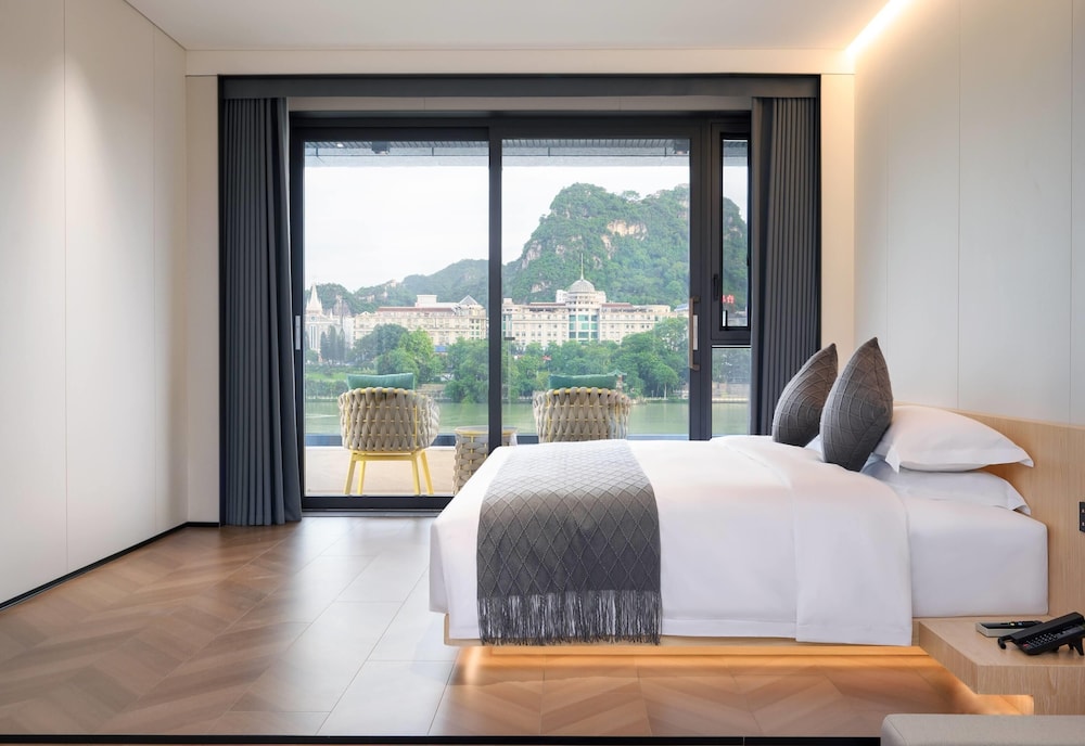 Room, 1 King Bed, Balcony, River View