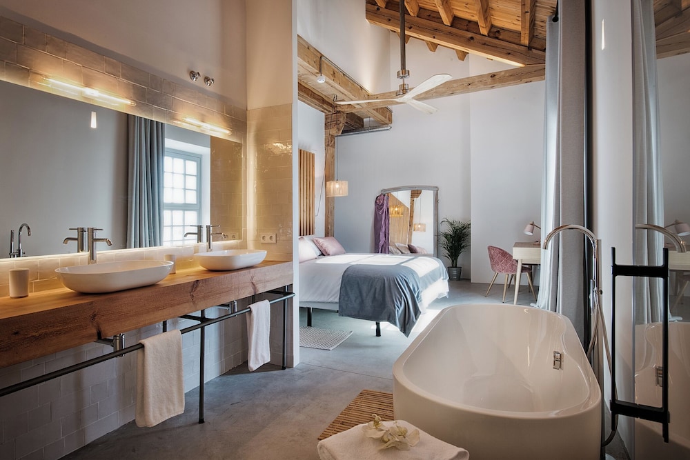 Deluxe double room: 209, 210