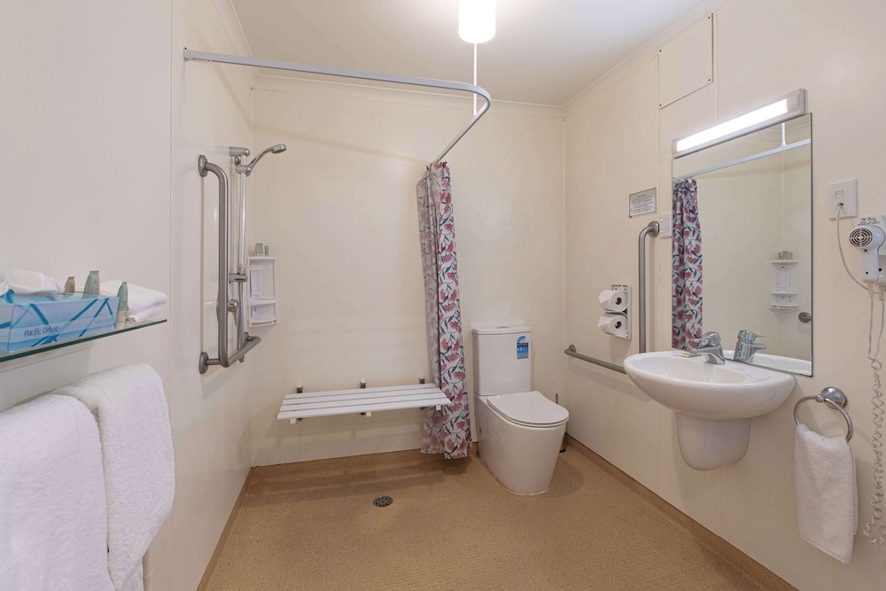 Deluxe Studio, 1 Queen Bed, Non Smoking, Kitchenette thumbnail 5