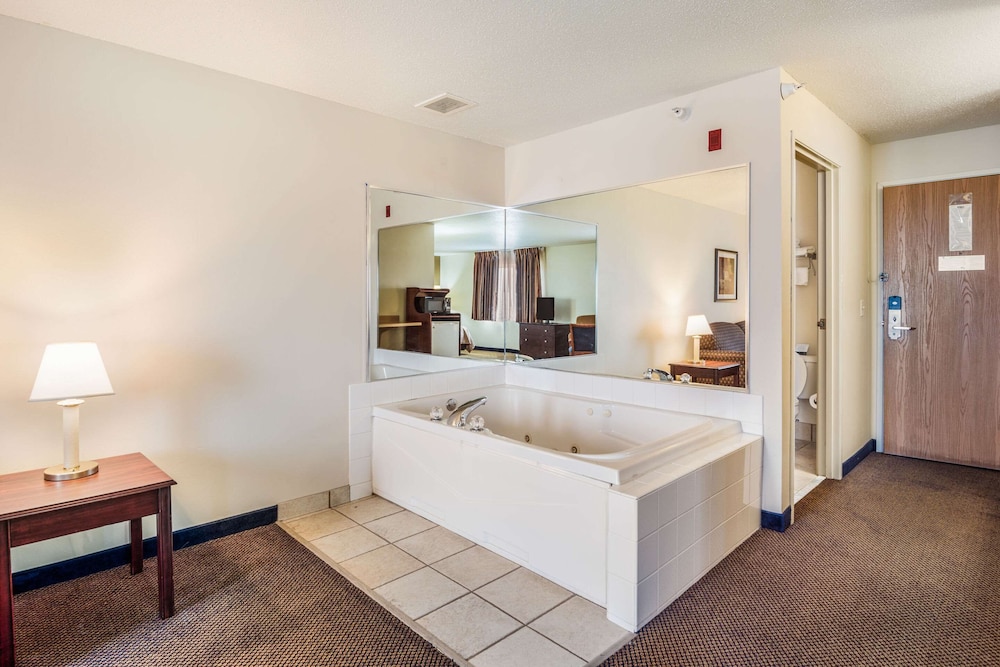 Suite, 1 King Bed, Non Smoking - Photo 5