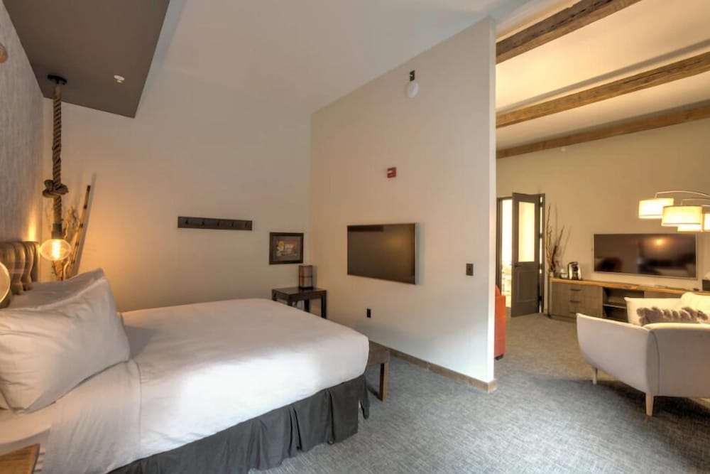 Standard Studio, 1 King Bed, Accessible photo 2