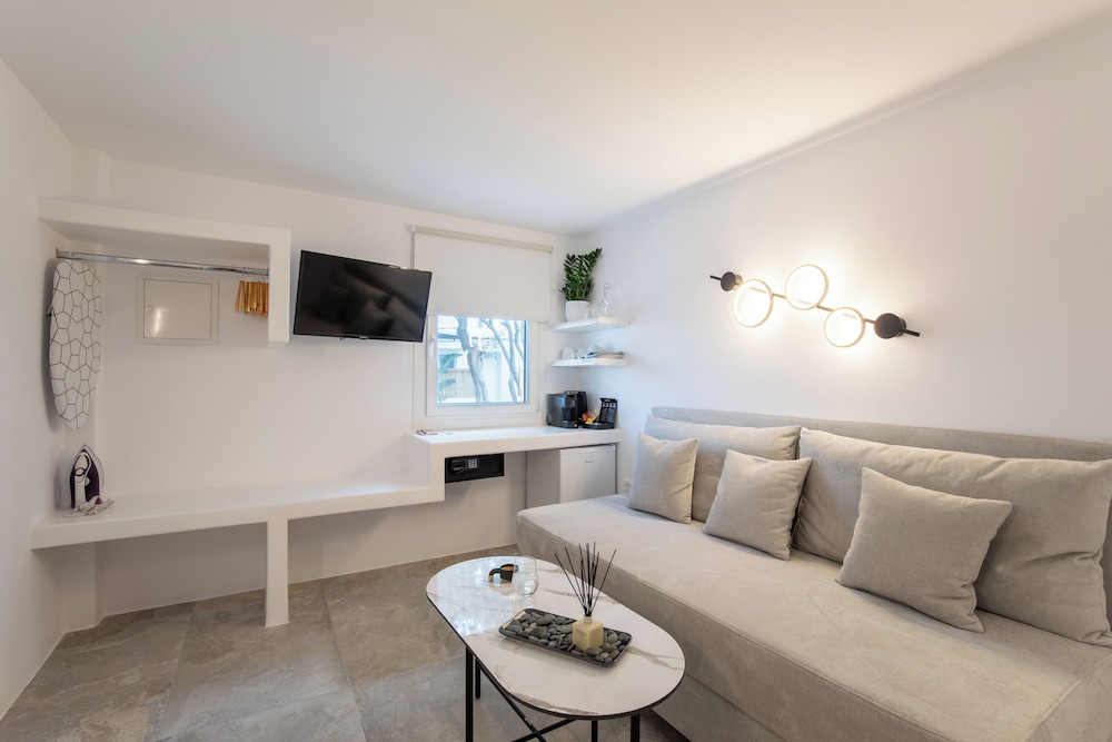 Standard Studio, Patio, Courtyard View