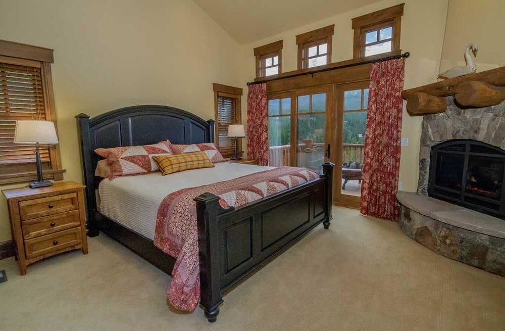 Luxury House, 5 Bedrooms, Hot Tub, Mountain View