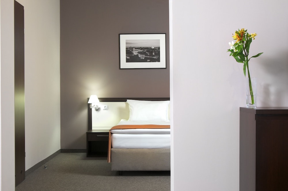 Suite, 1 King Bed - Photo 2