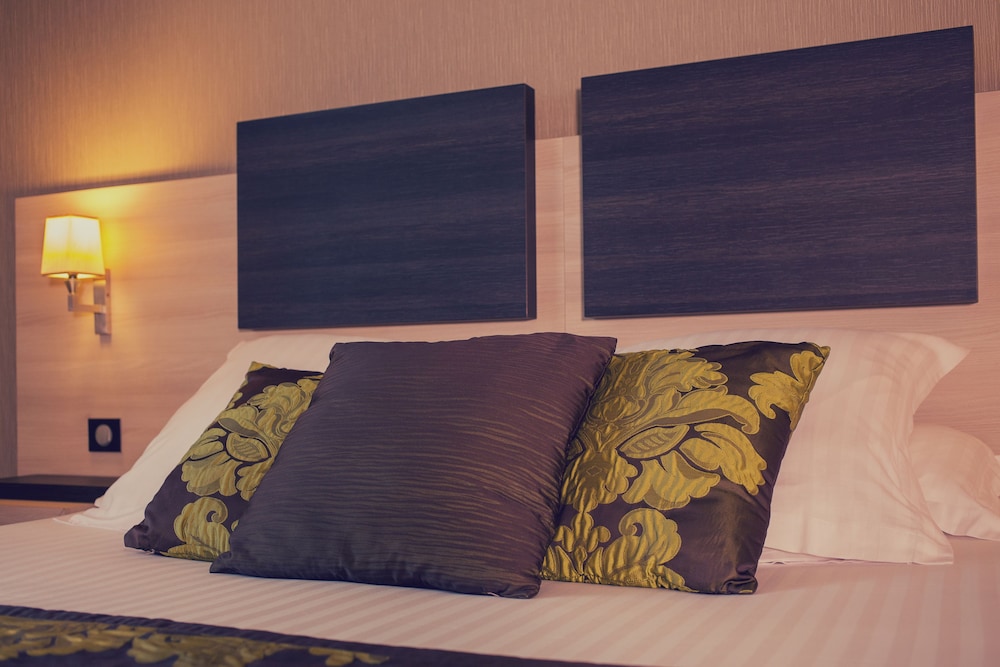 King Suite with Bathtub and Sofa Bed - Photo 5
