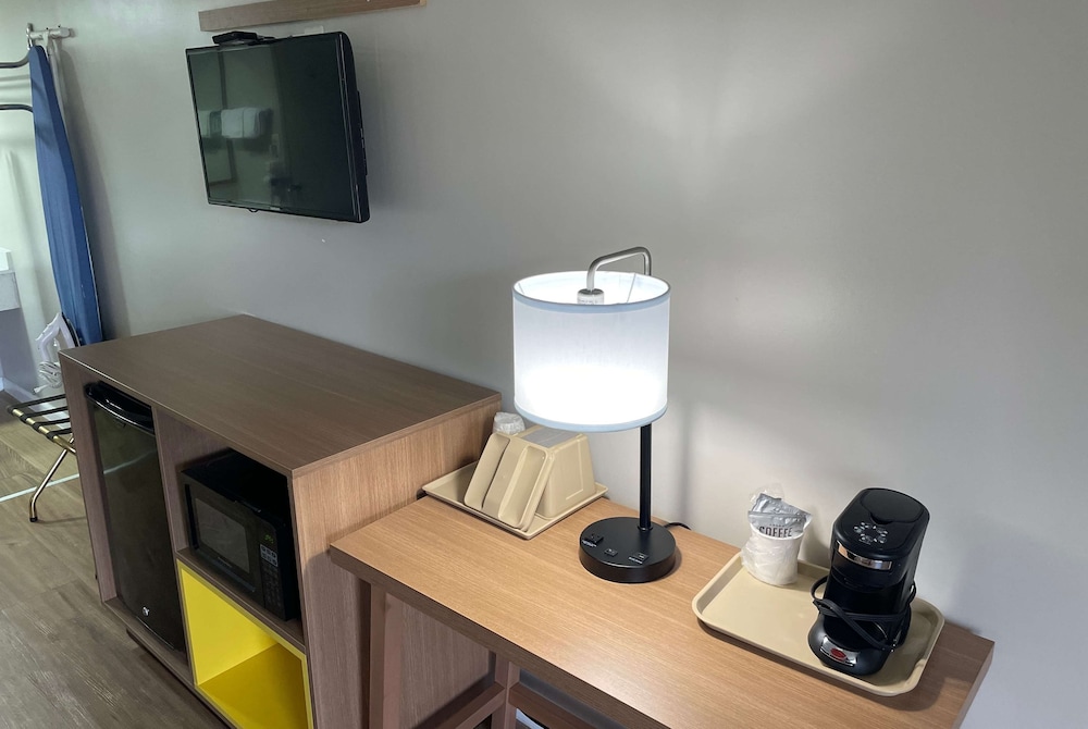 Studio Suite, 1 King Bed, Non Smoking, Refrigerator photo 1