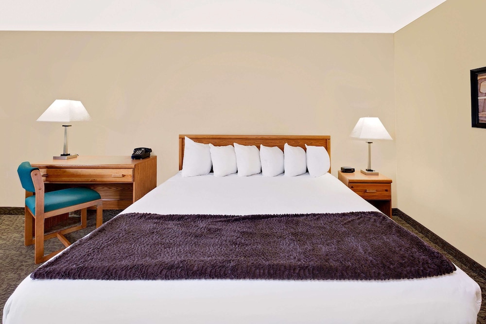 Standard Room, 1 King Bed - Photo 1