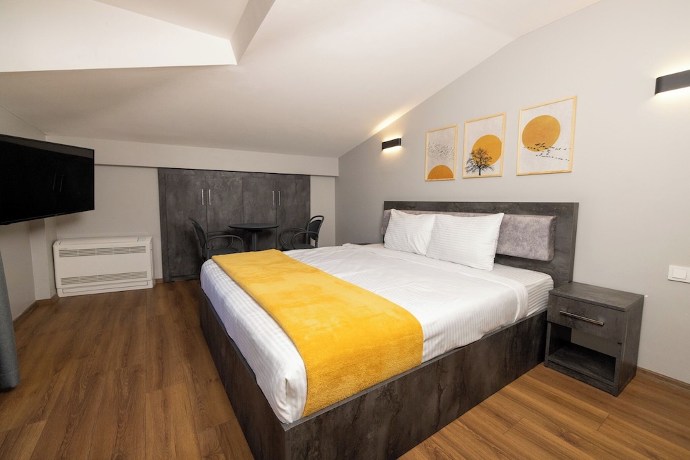Elite Room, 1 King Bed photo 1