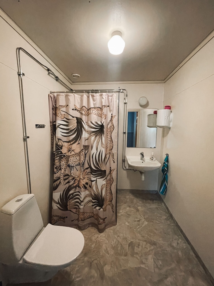 Basic Quadruple Room, Shared Bathroom photo 3